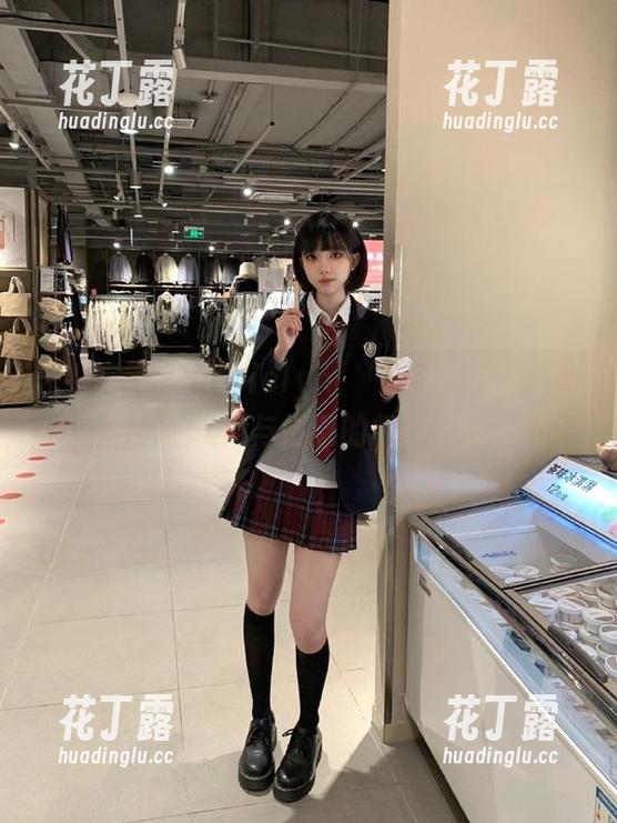 光影交错：Addielyn(에디린)高清黑白图集，捕捉瞬间与情感的极致表现.txt