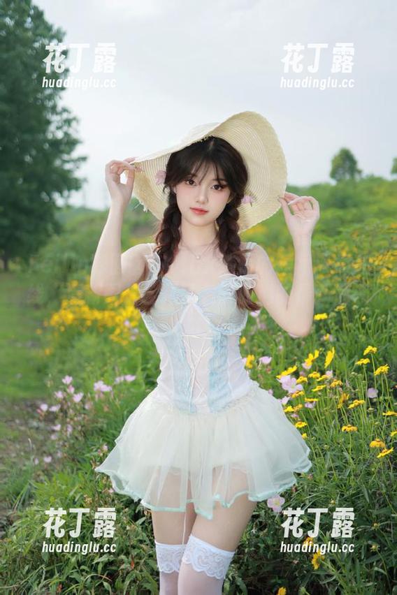 Feilin嗲囡囡 - Milk楚楚的短裙风情在线，清新图片诠释了春夏时尚的最新解读！.txt
