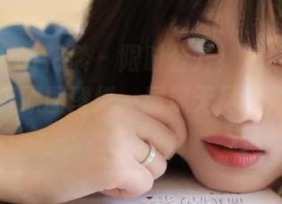 HuaYang花漾 - 限时公开！心妍小公主美脚写真原图壁纸，展现无尽的青春活力！.txt