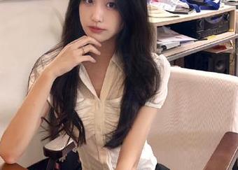 HuaYang花漾 - 夏日阳光下的白茹雪Abby泳池写真，套图合集尽显迷人姿态.txt