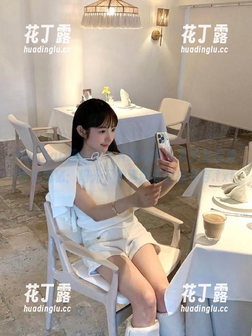 HuaYan花の颜 - Abby李雅夏天私房美图大揭秘：阳光下的清新与性感并存.txt