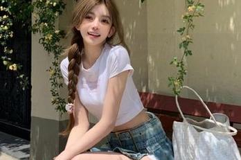 IMiss爱蜜社 - 走进芝芝Booty的清新网袜作品集：分享那些动人的瞬间与故事.txt