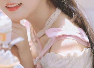 与K酱一起畅游夏日：最新照片展示她的活力与魅力.txt