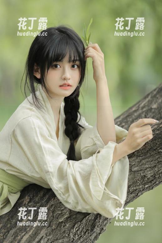 甜美草莓裙子写真套图，喵糖映画的清新夏日视觉盛宴.txt