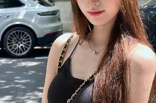 慕丝女郎私拍美图：灰丝连衣裙下的少女心梦幻时光.txt