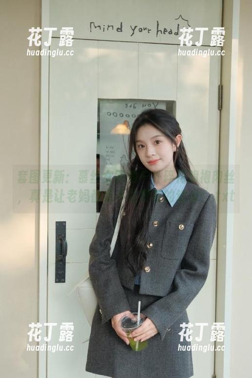MussGirl慕丝女郎 套图更新:慕丝女郎的户外碎花旗袍肉丝,真是让老妈都忍不住赞叹的追求!.txt