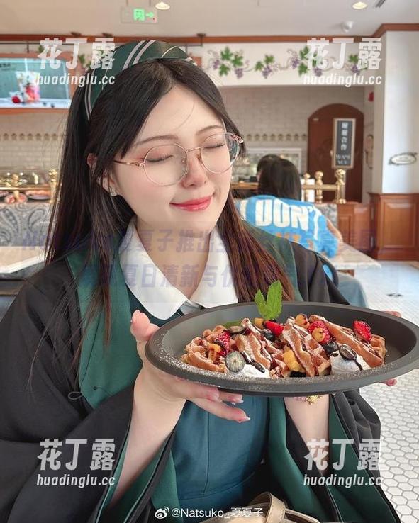 Natsuko夏夏子推出全新丝袜写真美图，展现夏日清新与优雅霸气.txt