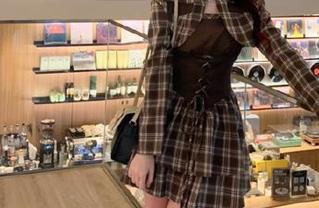 TouTiao头条女神 - 冬季精灵神琦泽步：探索她的圣诞美图和独家图包魅力！.txt