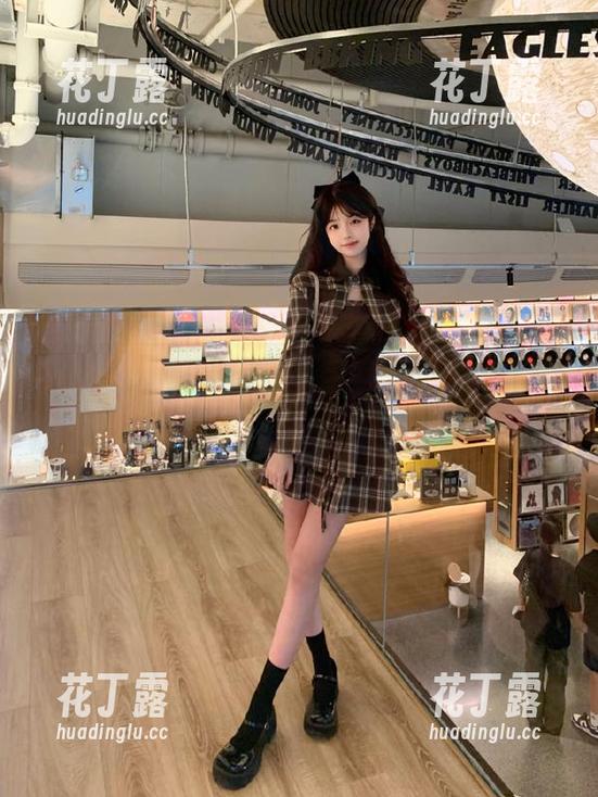 TouTiao头条女神 - 冬季精灵神琦泽步：探索她的圣诞美图和独家图包魅力！.txt
