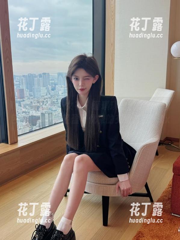 TouTiao头条女神 - 萌琪琪的丝袜物语图包分享，感受轻盈与优雅的交织时刻！.txt