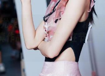 UGirls尤果网 - 捕捉瞬间：精选周妍希的圣诞写真作品，让你沉浸在节日欢乐中.txt