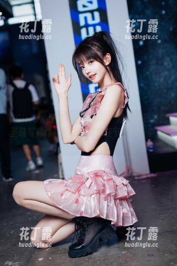 UGirls尤果网 - 捕捉瞬间：精选周妍希的圣诞写真作品，让你沉浸在节日欢乐中.txt