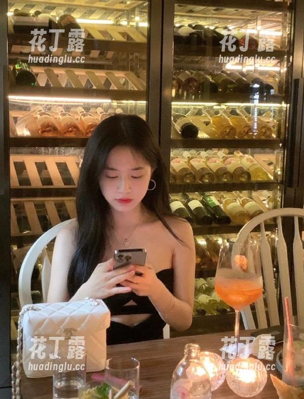 UGirls尤果网-孟思雨 UGirls尤果网 - 孟思雨短裙写真:一组惊艳动人的套图,让人心跳加速!.txt