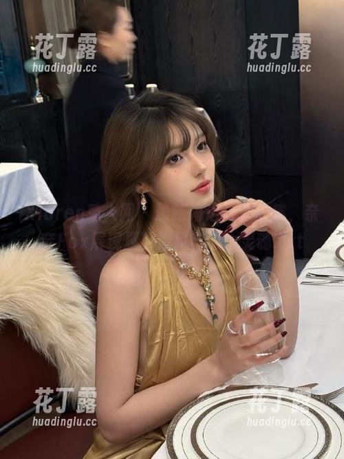 Xiuren秀人网-奈奈Fox Xiuren秀人网 - 最新海边写真欣赏,奈奈Fox展现夏日海风与自由灵魂.txt