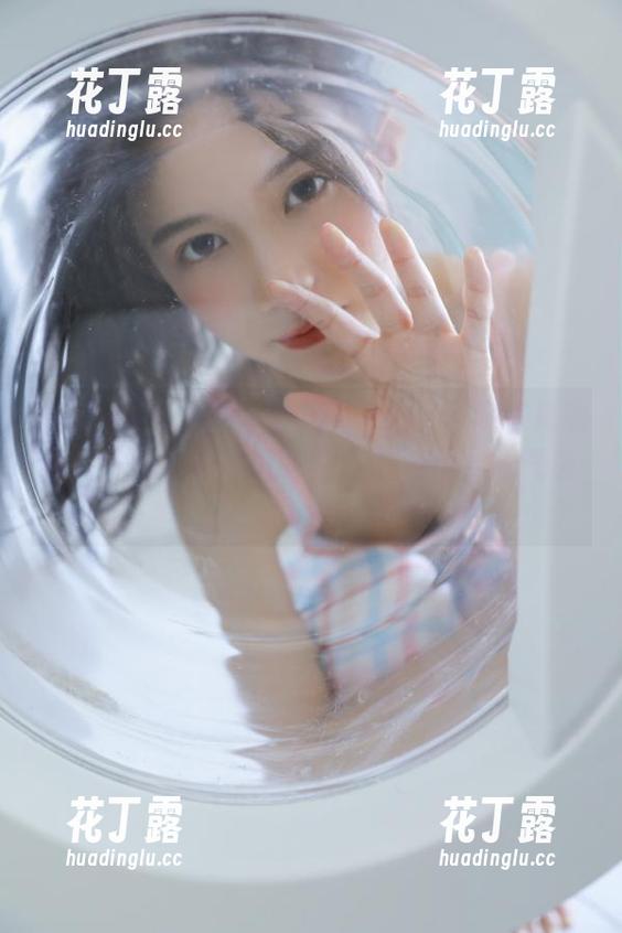 Xiuren秀人网 - 小海臀Rena校服写真图集，免费下载尽览她的优雅与青春的气息.txt