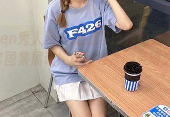 Xiuren秀人网 - 走进李丽莎的透明幻影：全套图集展现她不同寻常的灵动之美.txt