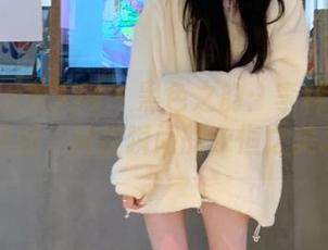 Xiuren秀人网 - 黑色之韵：李梓熙的写真美图，捕捉瞬间的永恒之美.txt
