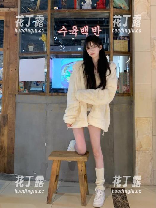Xiuren秀人网-李梓熙 Xiuren秀人网 - 黑色之韵:李梓熙的写真美图,捕捉瞬间的永恒之美.txt