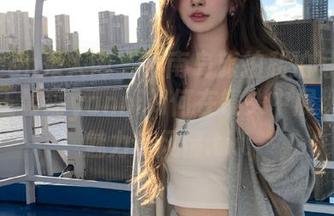 Xiuren秀人网 - 海南岛旅拍私拍写真探索：王馨瑶yanni如何在镜头中展现自我魅力与风情.txt
