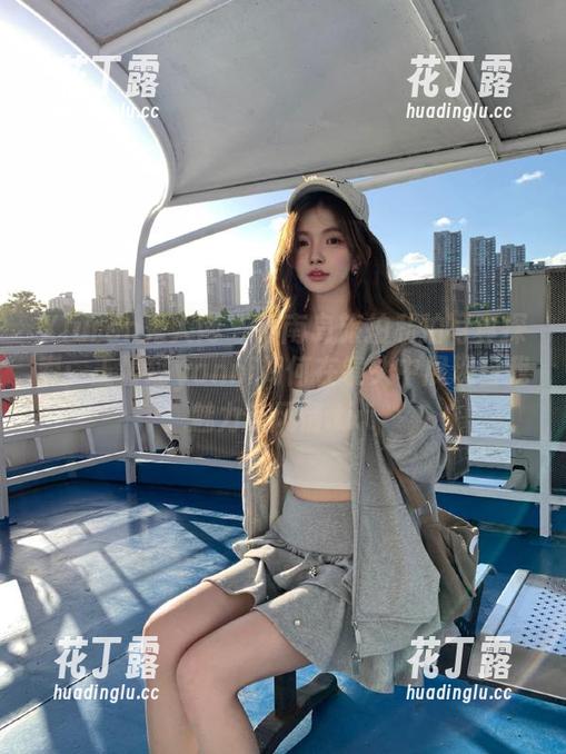Xiuren秀人网-王馨瑶yanni Xiuren秀人网 - 海南岛旅拍私拍写真探索:王馨瑶yanni如何在镜头中展现自我魅力与风情.txt