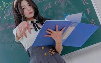 Yiko湿润兔带你欣赏同居姐姐的私拍图包：温柔与力量的完美平衡.txt