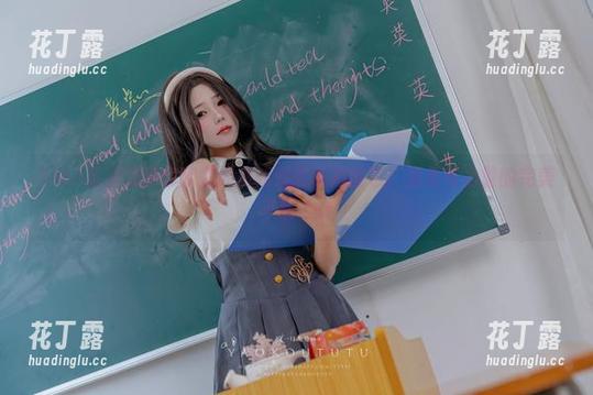Yiko湿润兔带你欣赏同居姐姐的私拍图包：温柔与力量的完美平衡.txt