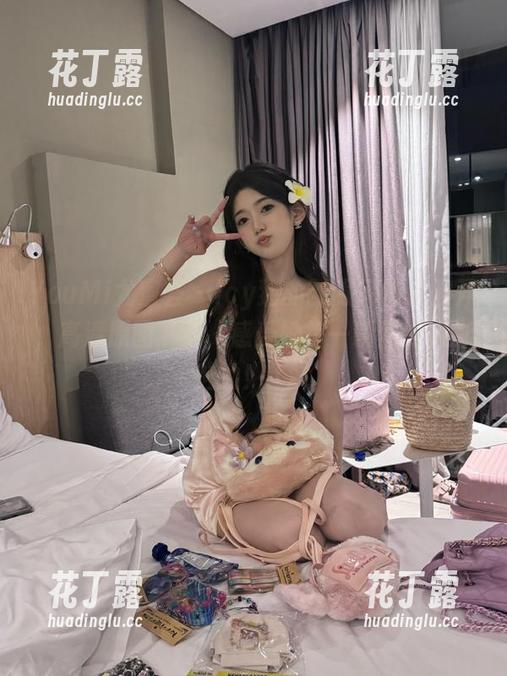 YouMi尤蜜荟 - icy猪的制服风情大公开，高清原图下载，感受她每一瞬间的精彩魅力！.txt