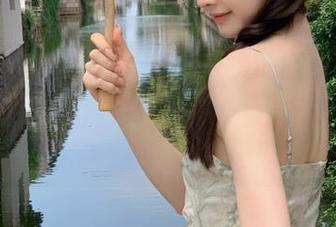 YouWu尤物馆 - 陆萱萱Cecilia穿着白裙，捕捉瞬间的美图照片，呈现迷人气质.txt