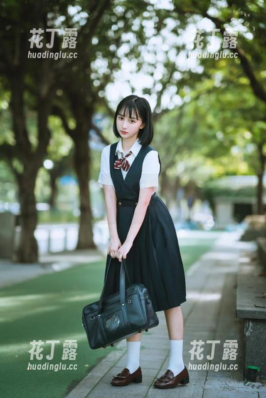 beautyleg-Lola beautyleg - Lola的私房影像:圣诞图集展现她独特的视角与风格.txt