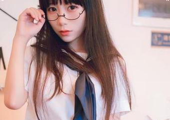 探索usejan蓝蓝的白色连帽衫，观看她的时尚合集，发现无限灵感！.txt