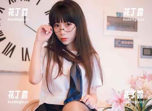 探索usejan蓝蓝的白色连帽衫，观看她的时尚合集，发现无限灵感！.txt