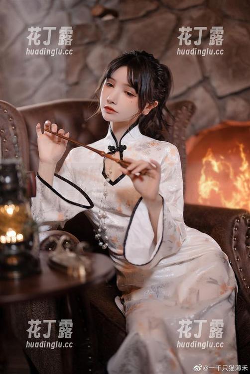 用心捕捉美好瞬间，一千只猫薄禾微博杂图分享她的写真作品魅力！.txt