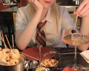 高清一小央泽女神图册：每一幅都是对美的追求，带你进入梦幻的视觉之旅！.txt