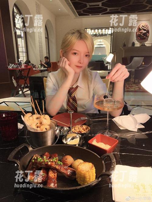 一小央泽 高清一小央泽女神图册:每一幅都是对美的追求,带你进入梦幻的视觉之旅!.txt