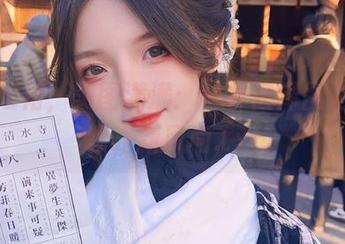 细腻短裙，美图满满：一小央泽图包让你领略新风尚.txt