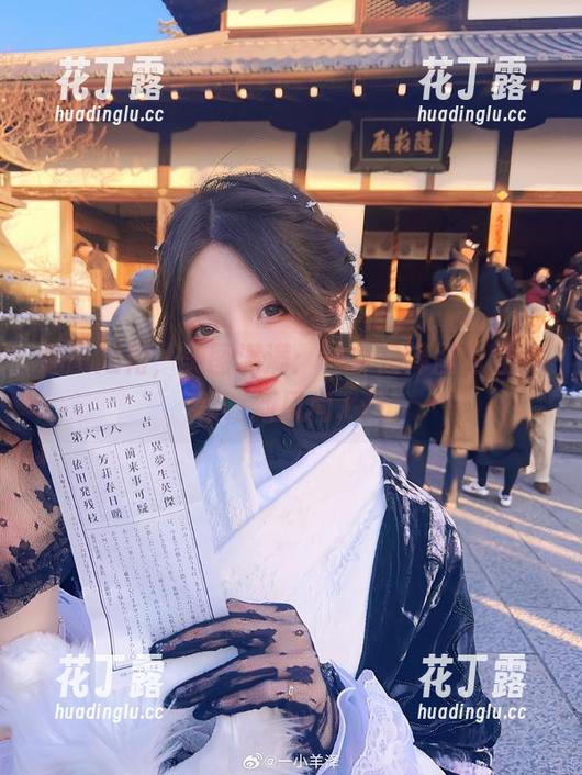 细腻短裙，美图满满：一小央泽图包让你领略新风尚.txt