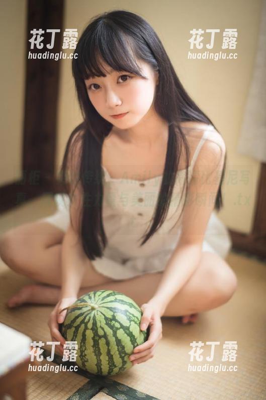丽柜 - 突破传统，Amily的高清比基尼写真，展现女性力量与美丽的精彩瞬间！.txt