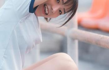 丽柜 - 享受水边时光：伊园泳衣写真作品集及原图全景回顾.txt