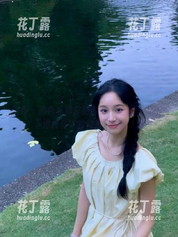 丽柜-小戈 丽柜 - 黑色私房里的小戈:绝美图片记录下她最真实的自我与情感.txt