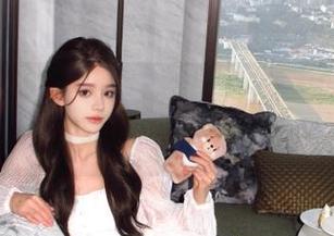 丽柜 - 高清怡萱水手服写真集：展现少女心的无畏与勇敢.txt