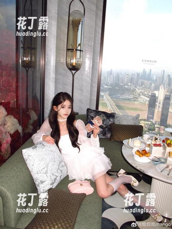 丽柜 - 高清怡萱水手服写真集：展现少女心的无畏与勇敢.txt