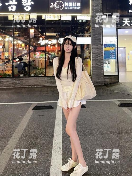 丽柜-美美 丽柜 - 美美的校服写真全集:重温校园记忆,穿越时光的青春印记!.txt