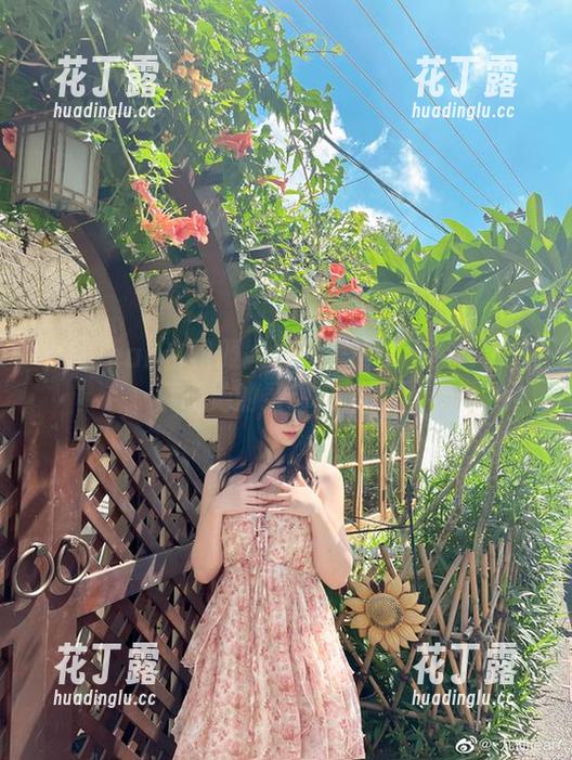九曲Jean白裙倾城之作：独特原图与图包展现她的灵动魅力.txt