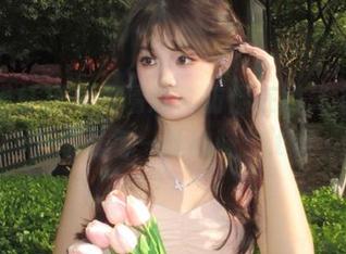 九柒喵红裙写真精选，仿佛在时光中漫游，感受每一丝韵味！.txt