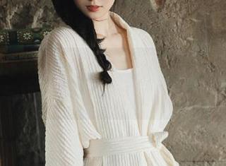 微密圈 - 精选保守的二舅妈蕾丝写真集：用自嘲与幽默展现女性的柔美与力量.txt