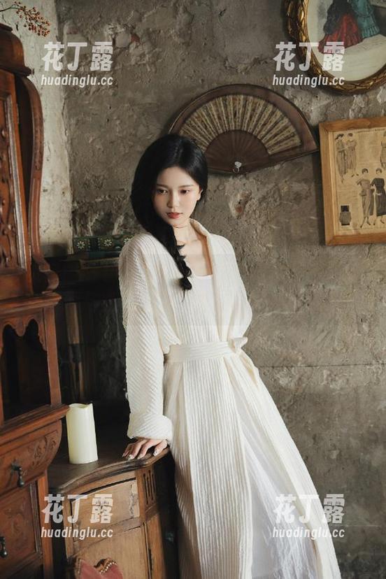 保守的二舅妈 微密圈 - 精选保守的二舅妈蕾丝写真集:用自嘲与幽默展现女性的柔美与力量.txt