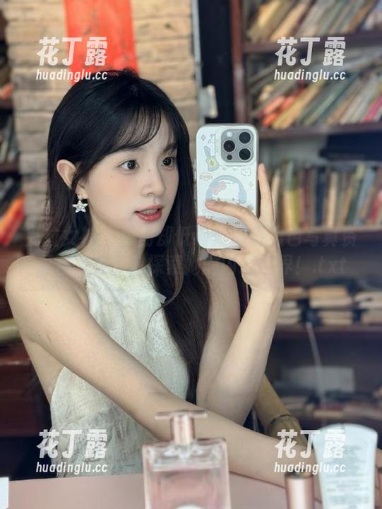 克拉女神 - 华丽却低调：嘉萌黑色写真资源合集，带你探索她的内心世界！.txt