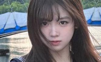 克拉女神 - 大阳泳衣美图在线发布，捕捉夏日阳光下的每一个瞬间.txt