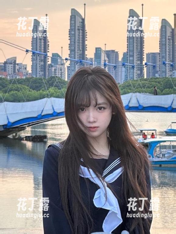克拉女神 - 大阳泳衣美图在线发布，捕捉夏日阳光下的每一个瞬间.txt