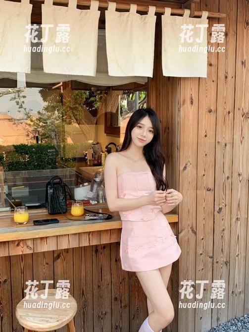 克拉女神 - 全新睡衣图集更新！姜璐的迷人瞬间，带你走进她的梦境.txt